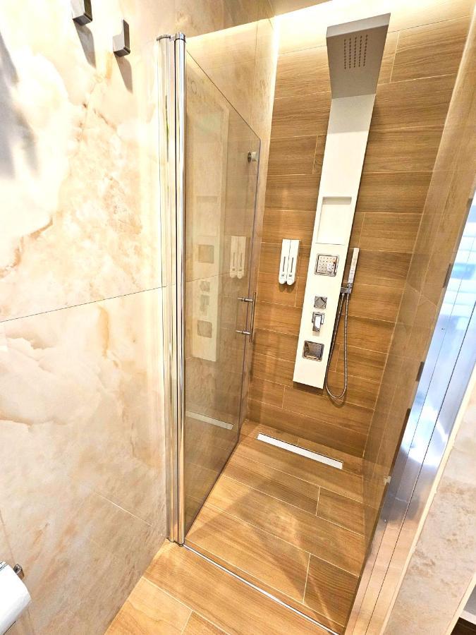 ليتشي Astoria Supreme - Modern Boutique Suites المظهر الخارجي الصورة