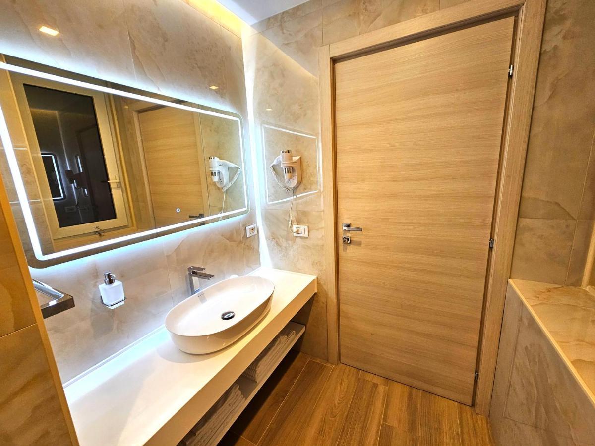 ليتشي Astoria Supreme - Modern Boutique Suites المظهر الخارجي الصورة