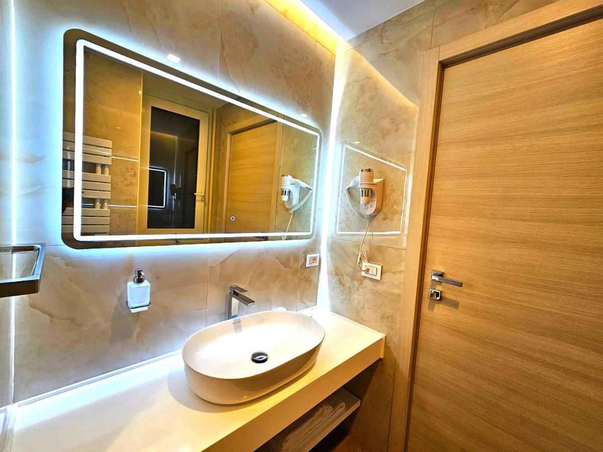 ليتشي Astoria Supreme - Modern Boutique Suites المظهر الخارجي الصورة