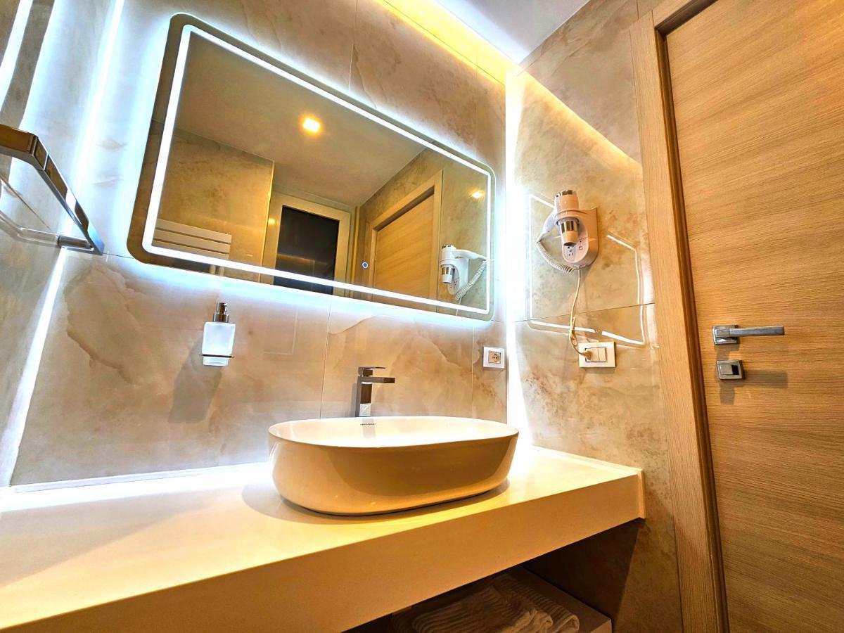 ليتشي Astoria Supreme - Modern Boutique Suites المظهر الخارجي الصورة